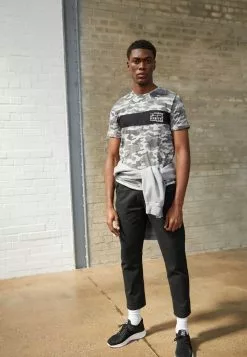 Brave Soul YOSHI - Camiseta Estampada - Grey Camo/jet Black/optic White, Hombre