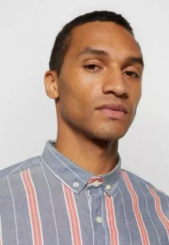 Brave Soul DOMAIN - Camisa - Optic White/light Blue/red, Hombre -Brave Soul Ventas 2a8823c24a4248f8ab5fcdf89e26e03e