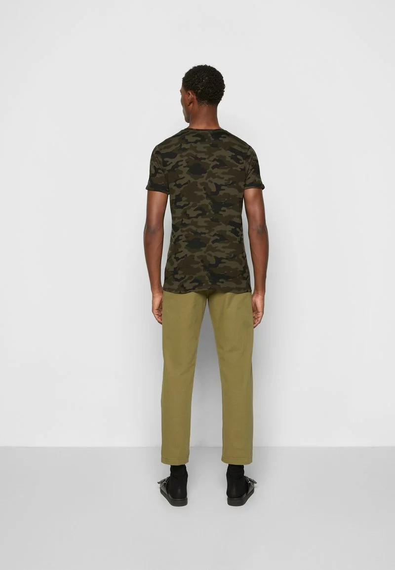 Brave Soul YOSHI - Camiseta Estampada - Khaki Camo/jet Black/optic White, Hombre 4 Brave Soul YOSHI - Camiseta Estampada - Khaki Camo/jet Black/optic White, Hombre - Imagen 4